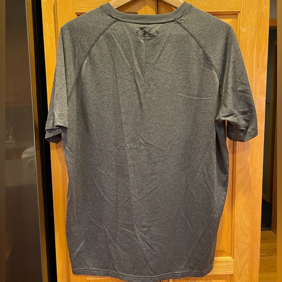 Mens Under Armour Gray t-shirt. Large - Picture 2 of 2